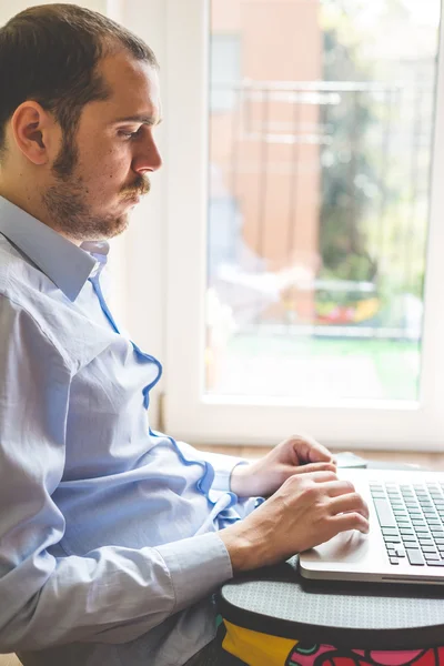 Multitasking-Multimedia-Mann — Stockfoto