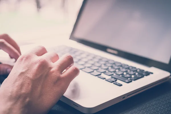 Handen met behulp van laptop — Stockfoto