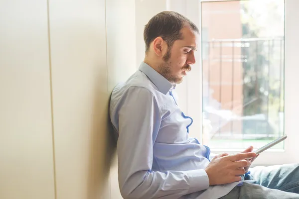 Multitasking multimediální muž — Stock fotografie