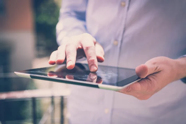 Homem multitarefa usando tablet — Fotografia de Stock