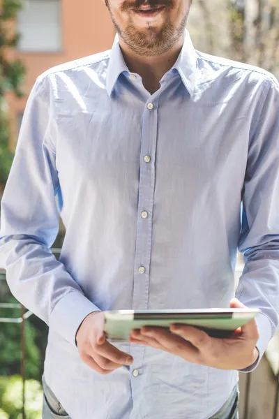 Multitasking multimediale uomo — Foto Stock