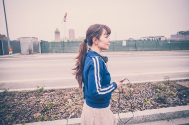 ıssız bir coğrafyada güzel kadın