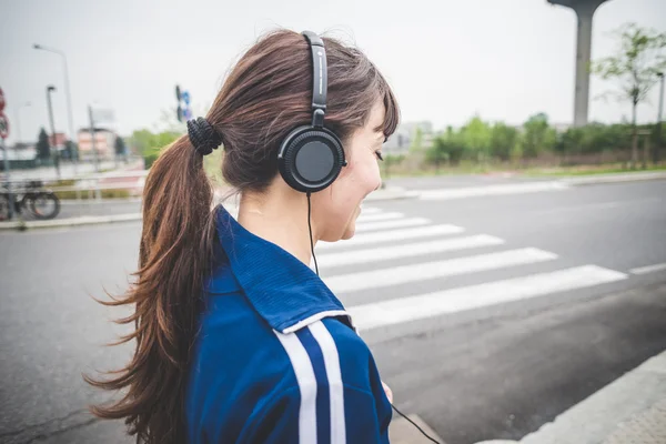 美丽的女人走在荒凉的景观 — 图库照片