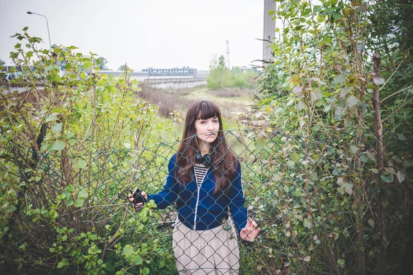 Mooie vrouw in een desolaat landschap — Stockfoto