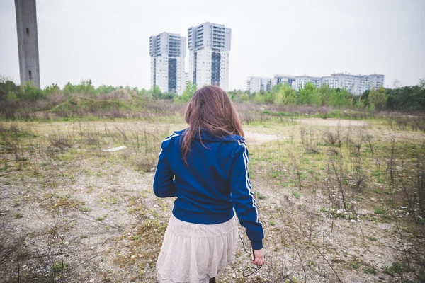 Mooie vrouw in een desolaat landschap — Stockfoto