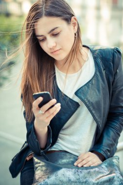 Akıllı telefon kullanan kadın