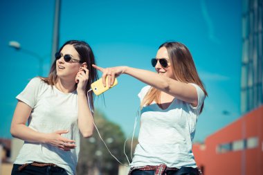 iki genç kadın yürüyüş