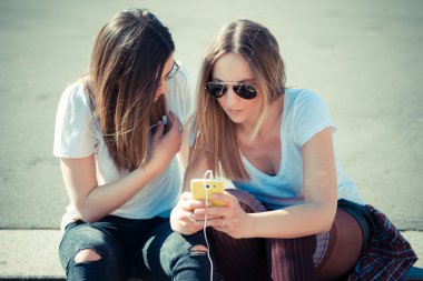 akıllı telefon kullanan kadın