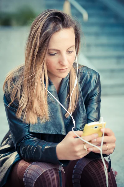 Woman using smart phone — Stock Photo, Image