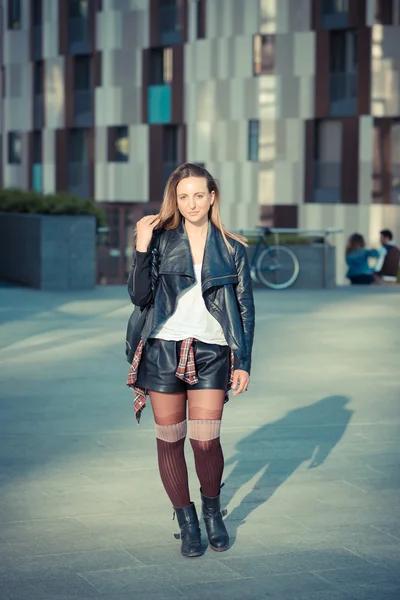 Jonge mooie vrouw — Stockfoto