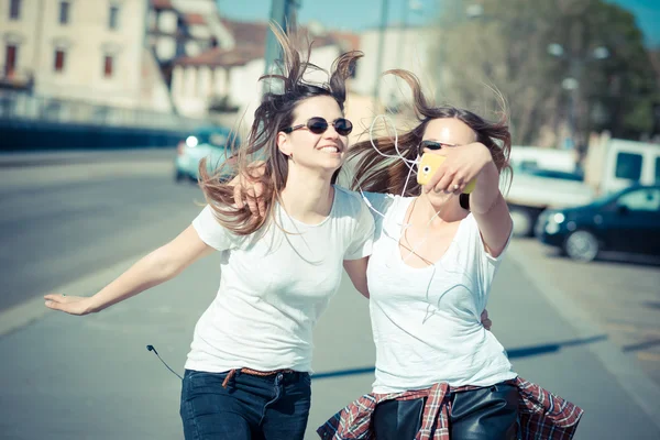 Vrouwen met behulp van slimme telefoon — Stockfoto