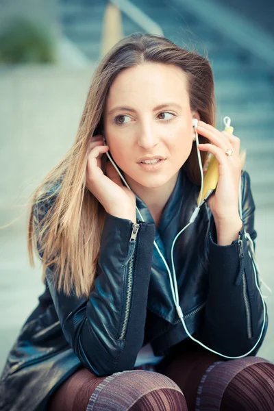 Young beautiful woman — Stock Photo, Image