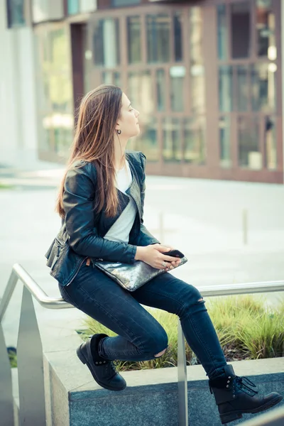 Kvinna med smarttelefon — Stockfoto