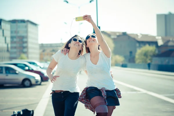 Dos mujeres usando un teléfono inteligente —  Fotos de Stock