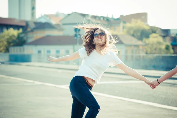 Dos mujeres bailando — Foto de Stock