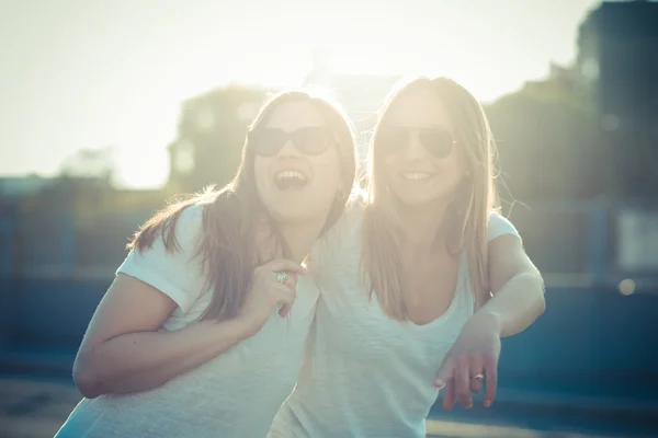 아름다운 두 젊은 여자 — 스톡 사진