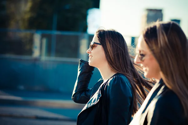 Duas belas mulheres jovens — Fotografia de Stock