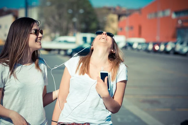 Zwei junge Frauen zu Fuß — Stockfoto