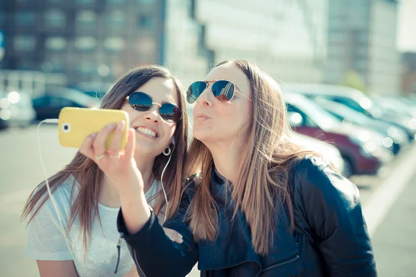 Femmes utilisant un téléphone intelligent — Photo