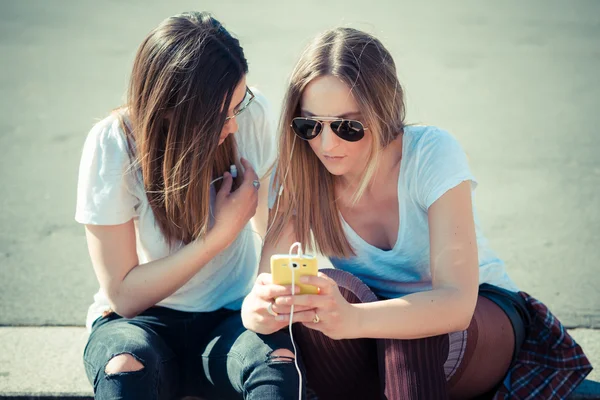 Kobiety za pomocą smartfonu — Zdjęcie stockowe