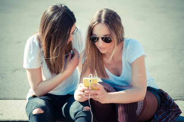 Women using smart phone — Stock Photo, Image