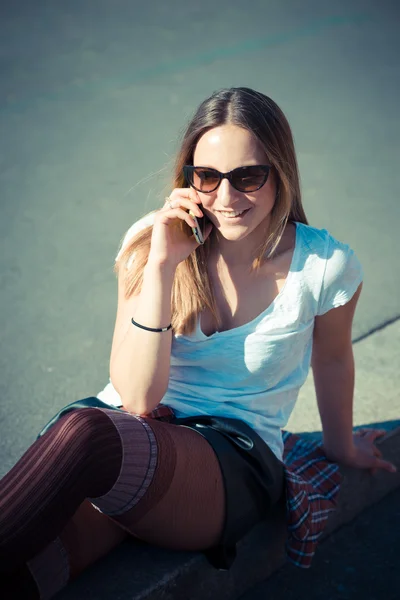 Jonge mooie vrouw bellen — Stockfoto