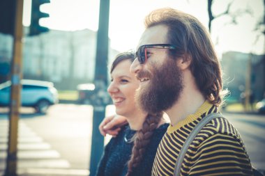 Genç modern şık çift