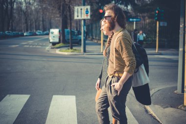 Genç modern şık çift