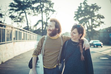 Genç modern şık çift