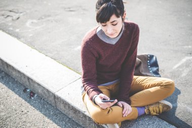 Akıllı telefon kullanan kadın