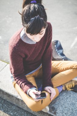 Akıllı telefon kullanan kadın