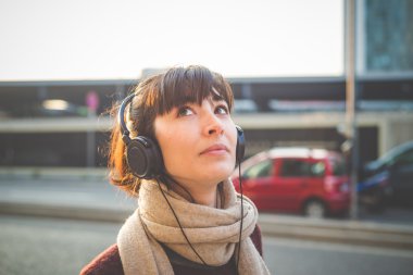 Müzik dinleyen kadın