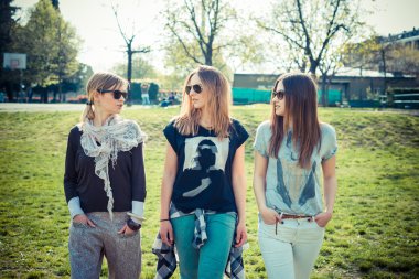 üç güzel arkadaşlar