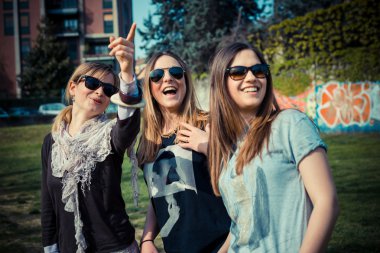 üç güzel arkadaşlar