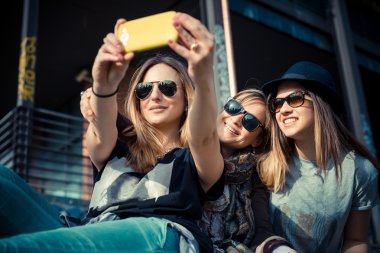 üç güzel arkadaşlar