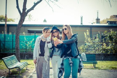 üç güzel arkadaşlar