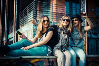 üç güzel arkadaşlar