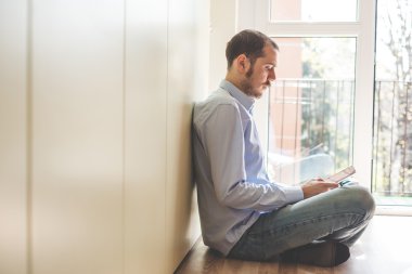 Multitasking çoklu ortam adam