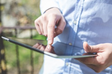 çoklu görev adamı tablet kullanma