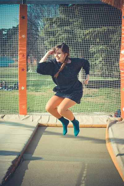 流行に敏感な女性のジャンプ — ストック写真
