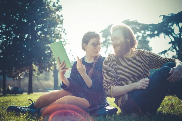 Couple utilisant la tablette — Photo