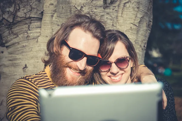 Couple utilisant la tablette — Photo