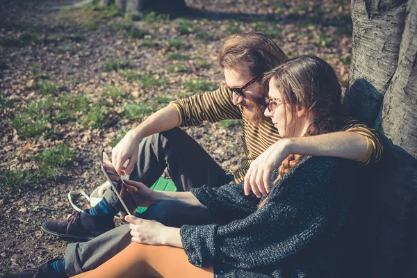 Par som använder tabletter — Stockfoto