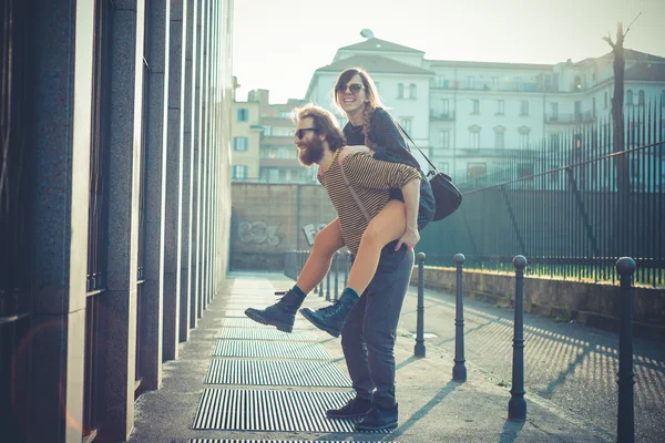 Jovem moderno casal elegante — Fotografia de Stock