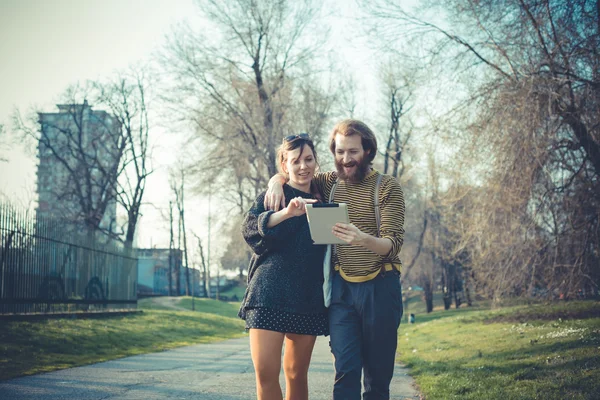 Couple using tablet — Stock Photo, Image