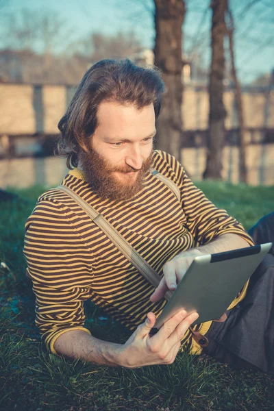 Bederní muž pomocí tabletu — Stock fotografie