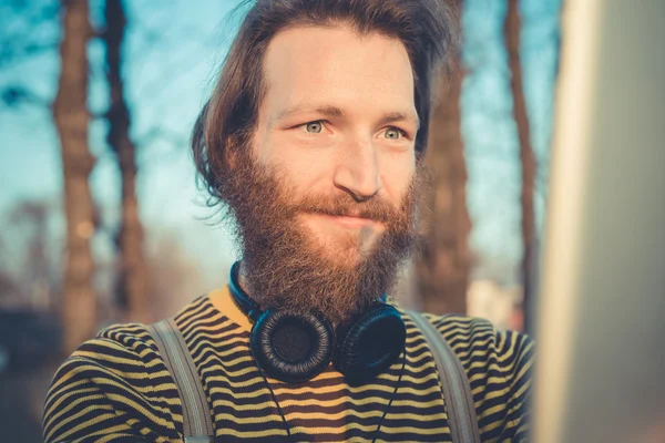 Hipster man använder tablet — Stockfoto