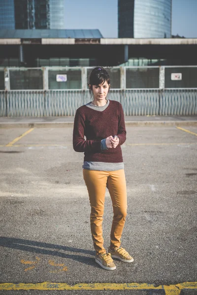 Junge schöne Hipster-Frau — Stockfoto