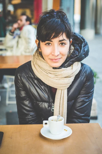 Kvinna i kaffebaren — Stockfoto