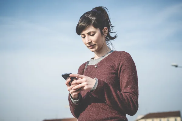 Kvinna med smarttelefon — Stockfoto